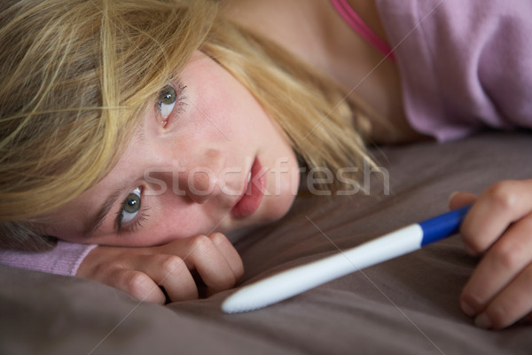 鬱悶 十幾歲的女孩 坐在 臥室 妊娠試驗 女孩 商業照片 © monkey_business