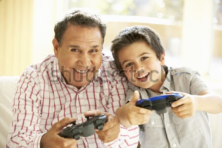 [[stock_photo]]: Homme · jeu · souriant · enfant · salon