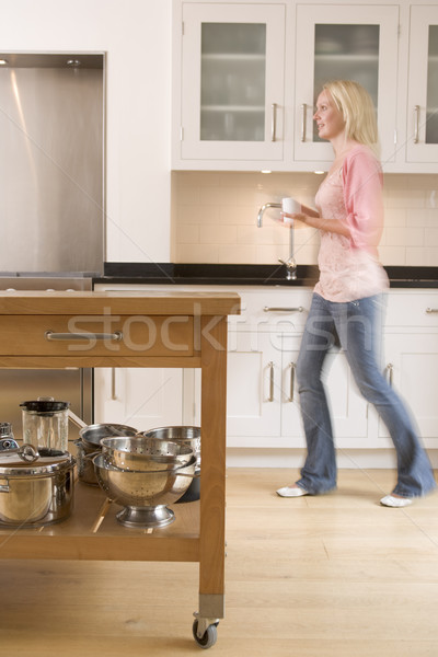 Сток-фото: женщину · ходьбе · кухне · кофе · домой