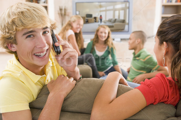 Tinédzserek akasztás ki televízió mobiltelefonok barátok Stock fotó © monkey_business