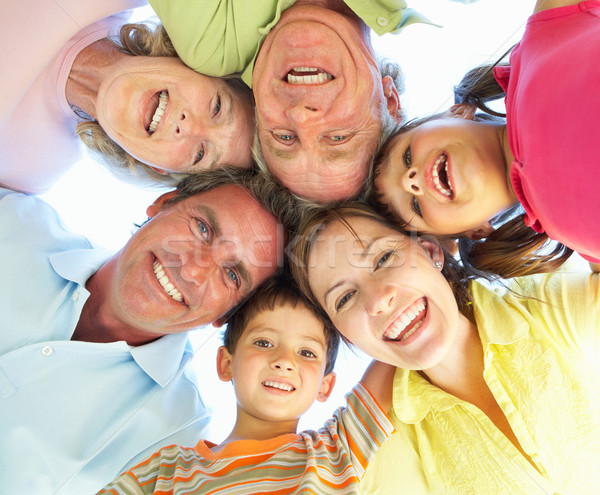 Foto d'archivio: Famiglia · allargata · gruppo · guardando · verso · il · basso · fotocamera · ragazza · bambini