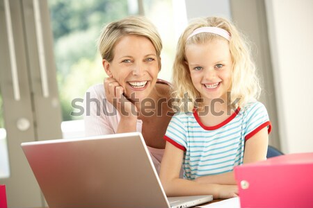 Mère fille utilisant un ordinateur portable maison femme bureau Photo stock © monkey_business