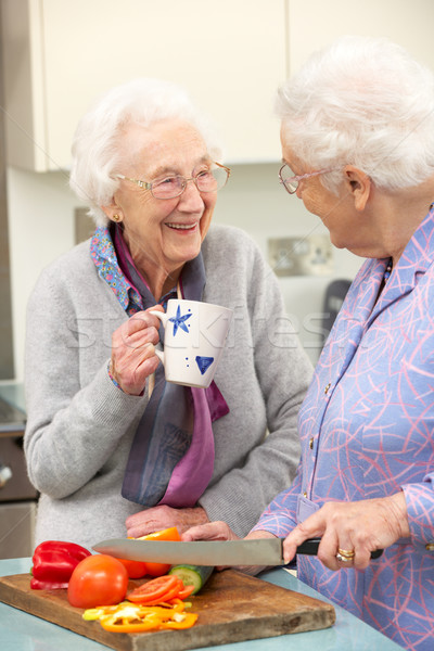 Senior vrouwen maaltijd samen gelukkig tabel Stockfoto © monkey_business