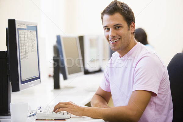 Adam bilgisayar odası gülen çalışma işçi meşgul Stok fotoğraf © monkey_business