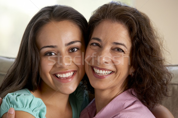 Mamă fiica împreună acasă femeie fată Imagine de stoc © monkey_business