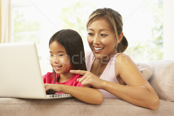 Stockfoto: Moeder · dochter · met · behulp · van · laptop · home · computer · meisje