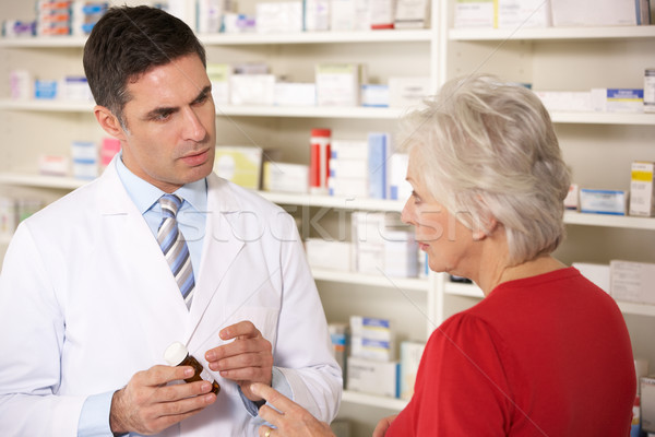 Сток-фото: американский · фармацевт · старший · женщину · аптека · здоровья