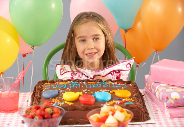Fiatal lány születésnapi torta ajándékok buli étel boldog Stock fotó © monkey_business