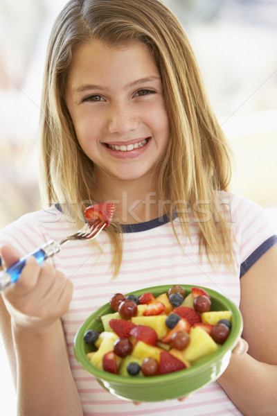 [[stock_photo]]: Jeune · fille · manger · fruits · frais · salade · fille · enfant