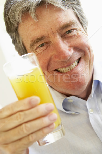 Stock foto: Senior · Mann · lächelnd · Kamera · trinken · Orangensaft