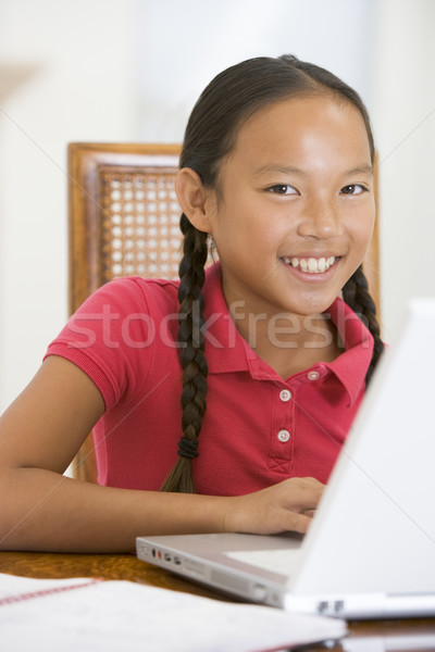 Foto d'archivio: Giovane · ragazza · laptop · sala · da · pranzo · sorridere · computer · internet