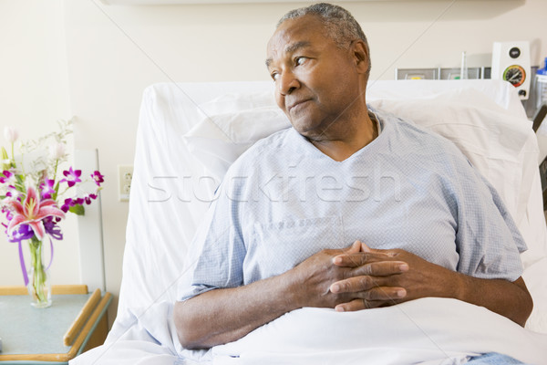 Senior Mann Sitzung Krankenhausbett Bett krank Stock foto © monkey_business