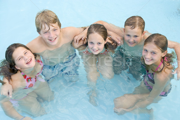 Foto stock: Cinco · jovem · amigos · piscina · sorridente · criança