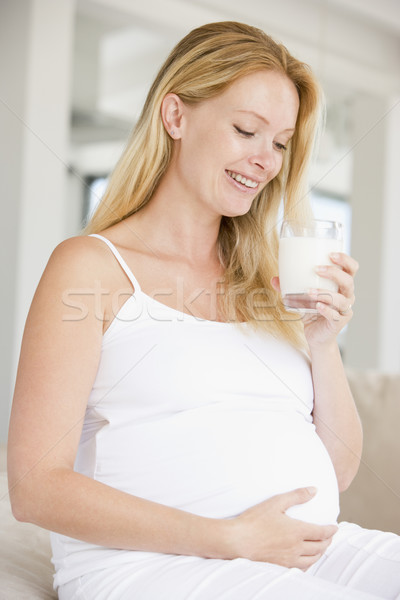 Photo stock: Femme · enceinte · verre · lait · souriant · femme · portrait