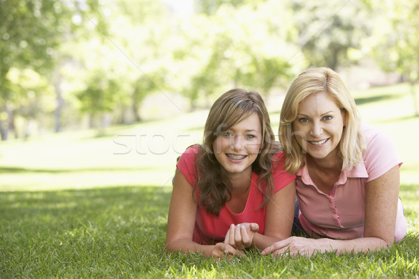 Mujer suelo hija familia feliz Foto stock © monkey_business