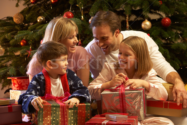 [[stock_photo]]: Famille · ouverture · Noël · présents · arbre · enfants