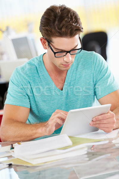 Hombre digital tableta ocupado creativa oficina Foto stock © monkey_business