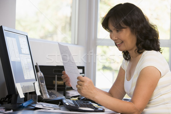 Femme bureau à domicile ordinateur paperasserie femme souriante souriant [[stock_photo]] © monkey_business