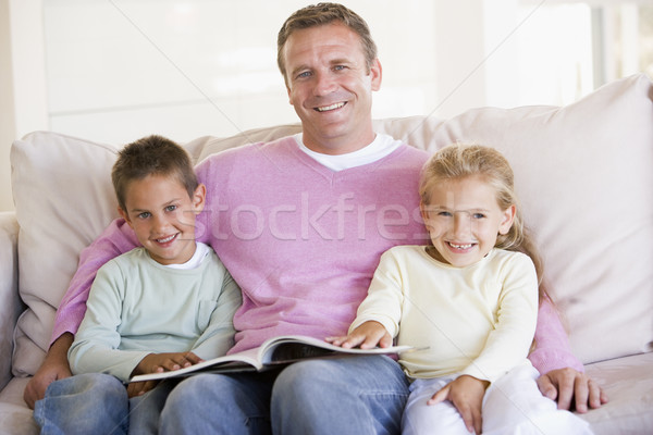 Stock foto: Mann · zwei · Kinder · Sitzung · Wohnzimmer · Lesung