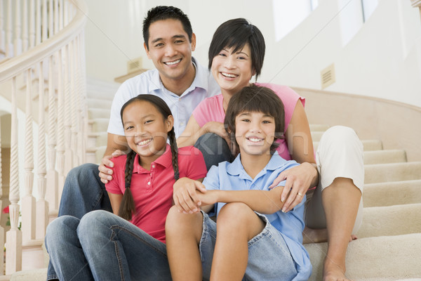 Stock foto: Familie · Sitzung · Treppe · lächelnd · Mädchen · Kinder