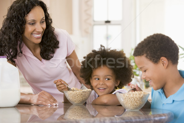 Imagine de stoc: Copii · mananca · mic · dejun · familie · fericit · mamă
