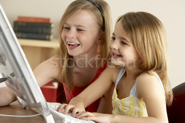 Tineri fete acasă fată tehnologie Imagine de stoc © monkey_business