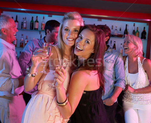 [[stock_photo]]: Deux · jeunes · femmes · occupés · bar · vin