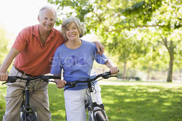 Foto stock: Pareja · de · ancianos · ciclo · mujer · hombre · ejercicio · bicicleta