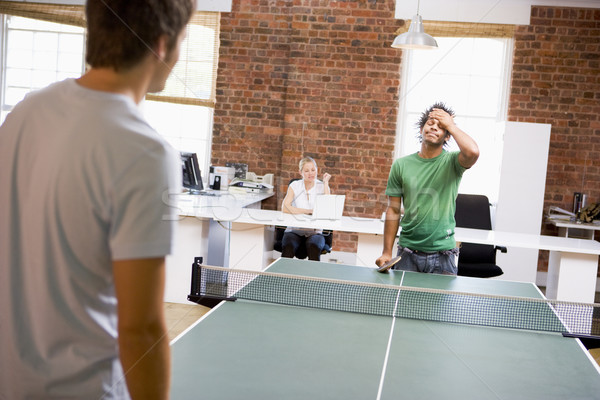 Foto stock: Dois · homens · escritório · espaço · jogar · ping-pong · negócio