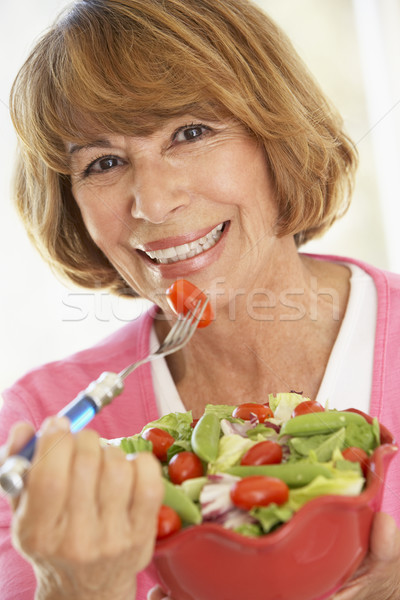 Orta yaşlı kadın yeme taze yeşil salata kadın Stok fotoğraf © monkey_business