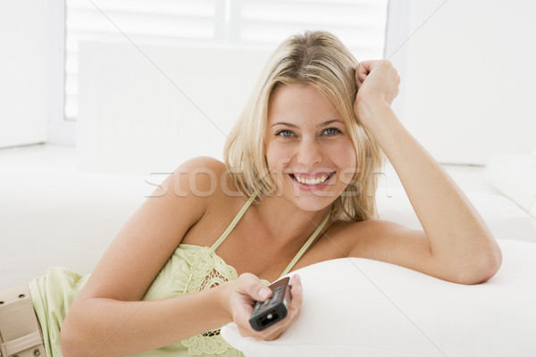 商業照片: 女子 · 客廳 · 遙控 · 微笑的女人 · 微笑 · 技術