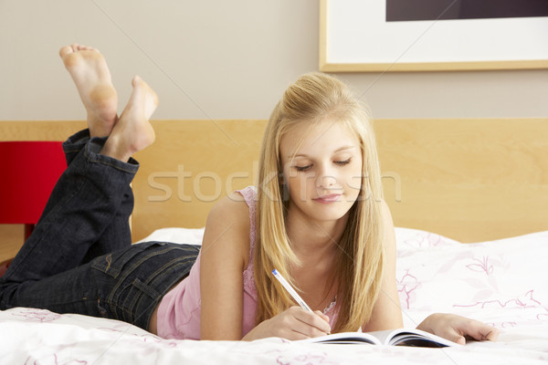 Stockfoto: Tienermeisje · schrijven · dagboek · slaapkamer · boek · gezicht