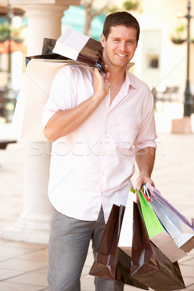 Jonge man genieten winkelen reis man winkel Stockfoto © monkey_business