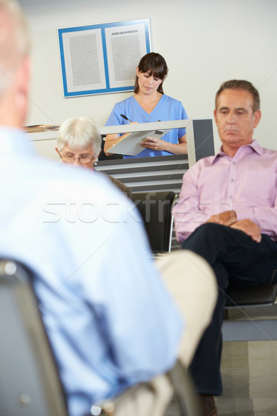 Ärzte Wartezimmer Frau Frauen Männer Gruppe Stock foto © monkey_business