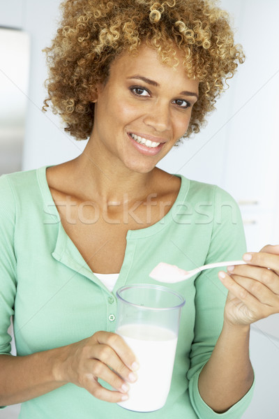 Felnőtt nő tart diétás kiegészítők otthon Stock fotó © monkey_business