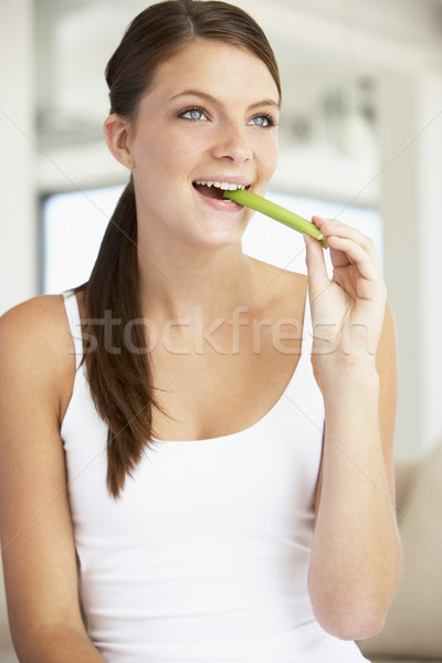 商業照片: 年輕女子 · 吃 · 芹菜 · 女子 · 家 · 肖像