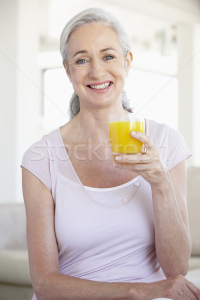 Stockfoto: Senior · vrouw · sinaasappelsap · glimlachend · camera