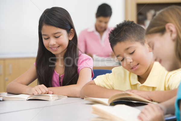 Groep leerlingen klasse lezing vrouw Stockfoto © monkey_business