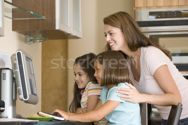 Stock foto: Frau · zwei · jungen · Mädchen · Küche · Computer