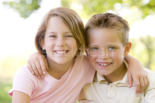 Bruder Schwester Sitzung Freien lächelnd Mädchen Stock foto © monkey_business