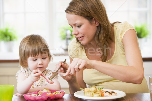 Gravidă mamă bucătărie mananca pui legume Imagine de stoc © monkey_business