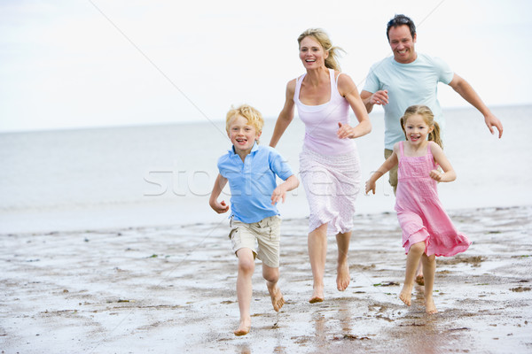 ストックフォト: 家族 · を実行して · ビーチ · 笑みを浮かべて · 女性 · 夏