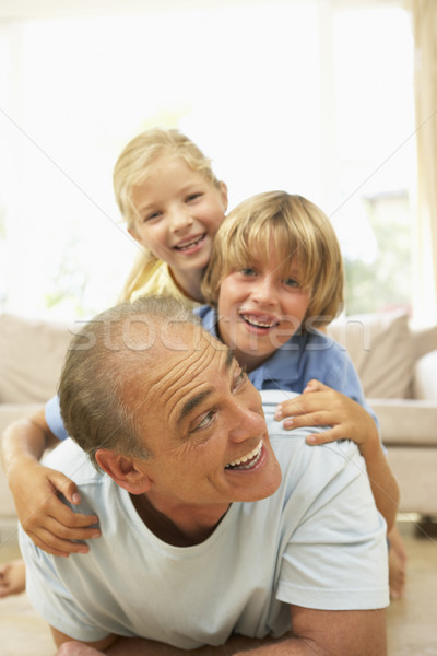 Foto stock: Abuelo · jugando · nietos · casa · feliz · nino