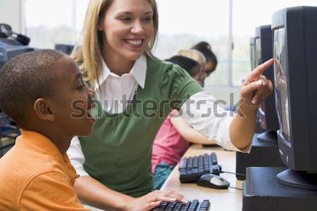 Tanár segít diákok dolgozik számítógépek osztályterem Stock fotó © monkey_business