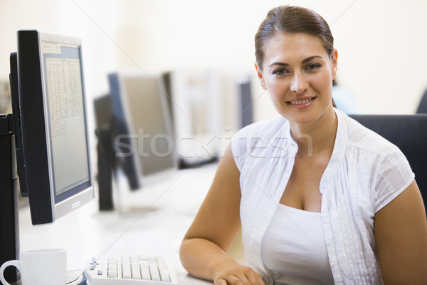Kadın oturma bilgisayar odası gülümseyen kadın gülen mutlu Stok fotoğraf © monkey_business