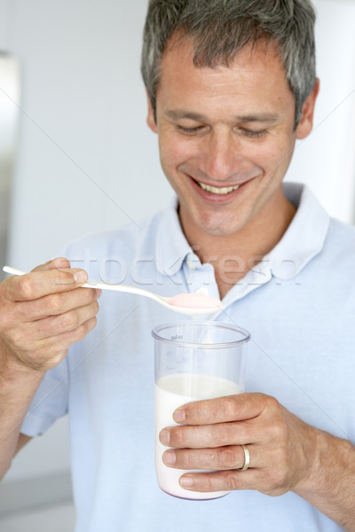 Középkorú férfi táplálékkiegészítő férfi személy mosolyog szín Stock fotó © monkey_business