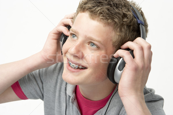 肖像 微笑 十幾歲的男孩 聽音樂 快樂 頭戴耳機 商業照片 © monkey_business
