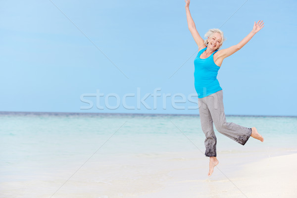 Idős nő ugrik gyönyörű tengerpart nők Stock fotó © monkey_business