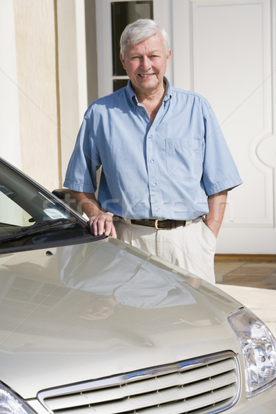 [[stock_photo]]: Supérieurs · homme · permanent · nouvelle · voiture · à · l'extérieur · maison