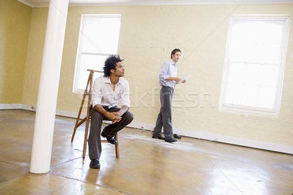 商業照片: 男子 · 坐在 · 階梯